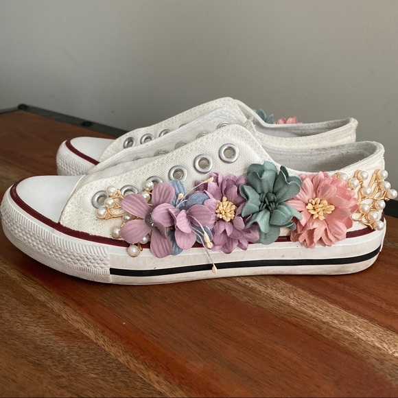 Gorgeous Unique Flower Decorated Low Rise Sneakers - Picture 4 of 8